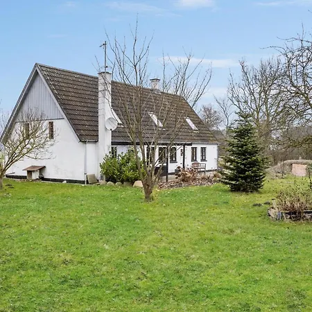 2 Bedroom Beautiful In Сasa de vacaciones *