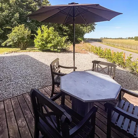 2 Bedroom Beautiful In Сasa de vacaciones